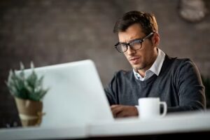 Okulary korekcyjne dla pracownika – kiedy przysługują i dlaczego są tak ważne?